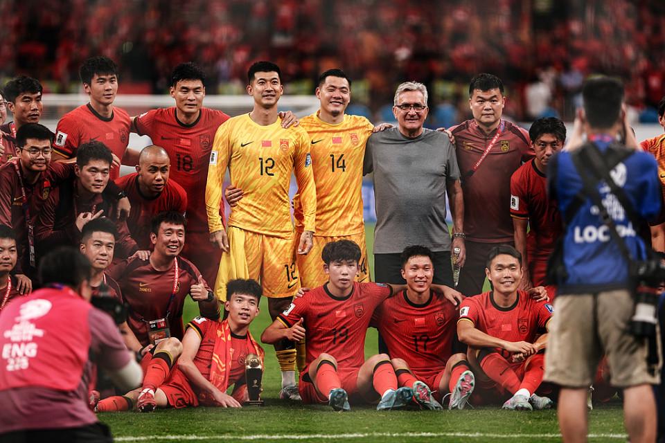 小克鲁伊夫, 目前, 人还包括哈